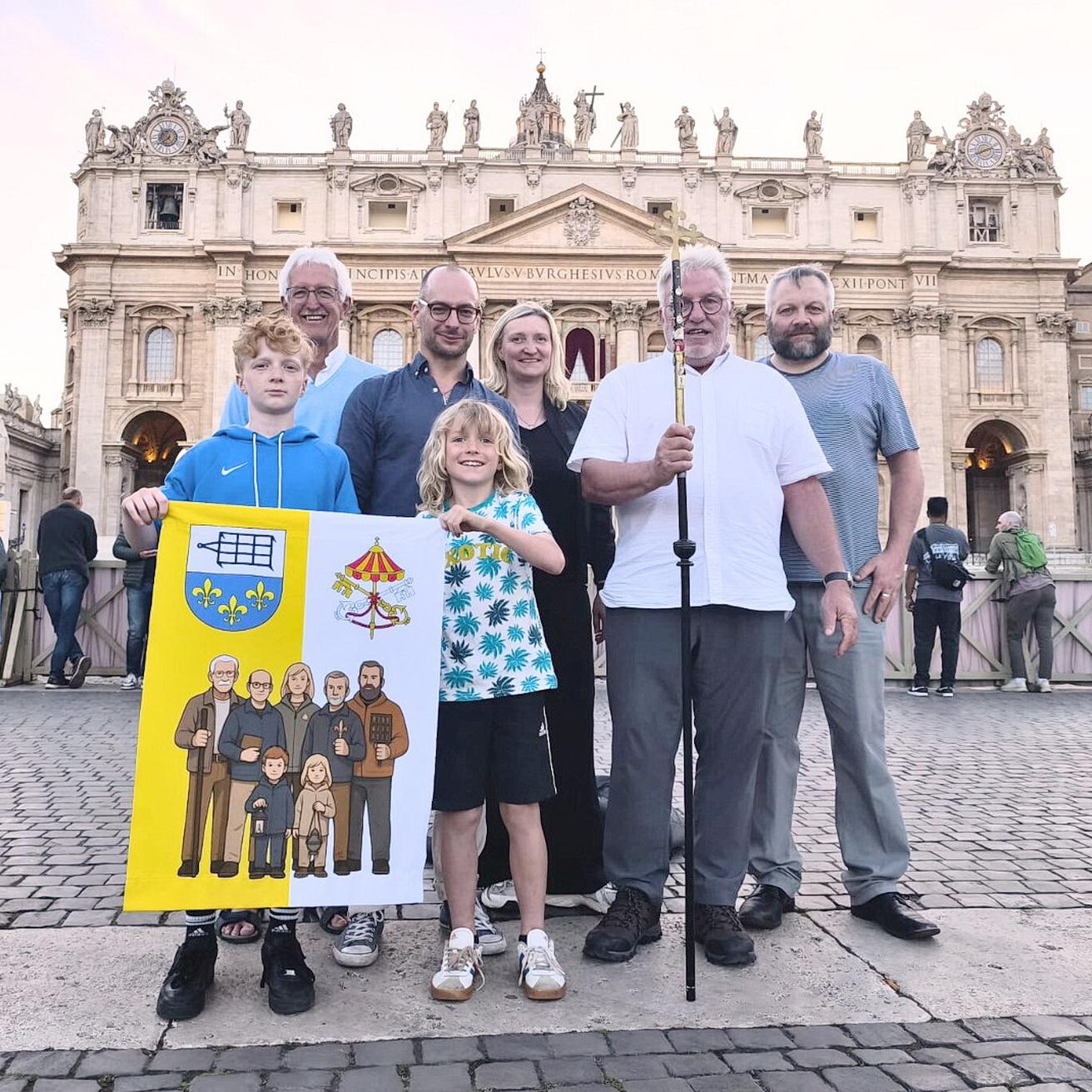 Vor dem Petersdom (v.l.): Laurenz, Hermann, Lukas, Konstantin, Melanie, Hermann-Josef und Sebastian Pönsgen, die die Ereignisse um die jüngste Papstwahl per Streaming über #StLaurentius.digital auch nach Mechernich und Marmagen übertrugen.