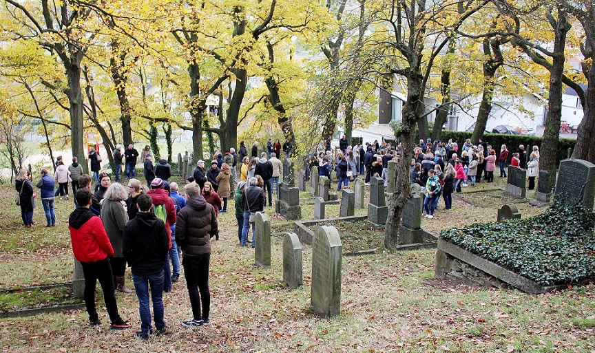 Ein Bild vom bislang letzten Pogromgedenkgang 2019 auf dem jüdischen Friedhof in Mechernich. (c) Thomas Schmitz/pp/Agentur ProfiPress