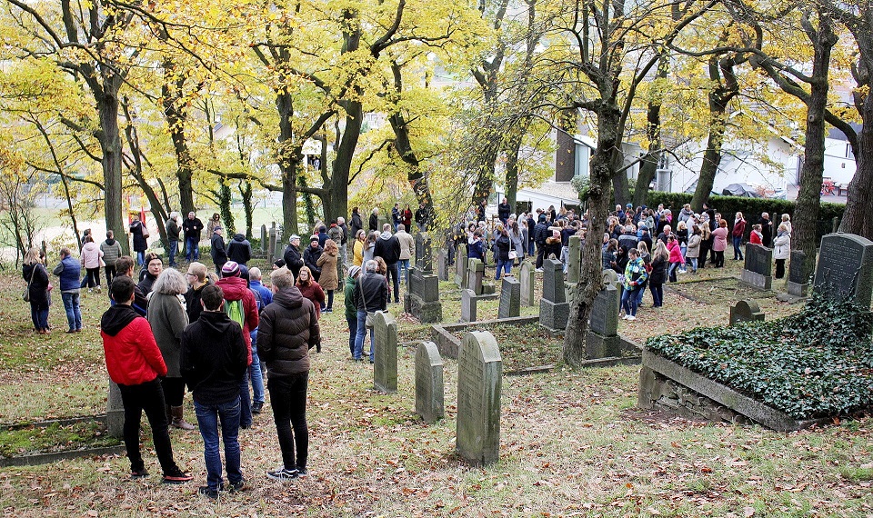Pogromgedenken 2019 an den Gräbern Mechernicher Juden auf dem Friedhof im Steinrausch. (c) Foto: Thomas Schmitz/pp/Agentur ProfiPress