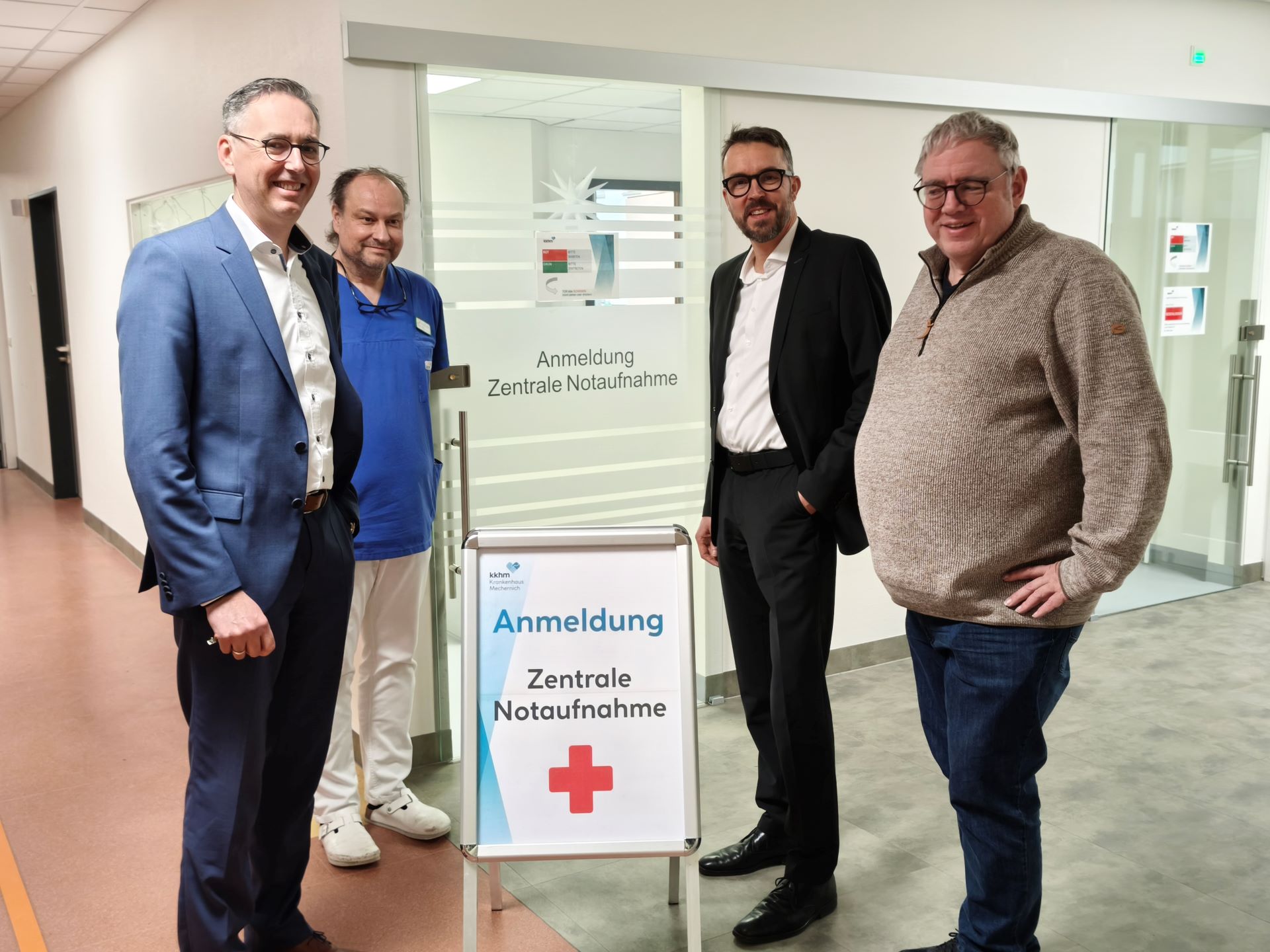 Haben den Wandel zur Portalpraxis zu verantworten: Der Geschäftsführer des Kreiskrankenhauses, Martin Milde, mit Chefarzt Dr. Marcus Münch, und Bernd Junker (von der Tochtergesellschaft der Kassenärztlichen Vereinigung Nordrhein, GMG) sowie Internist Frank Gummelt, Vorsitzender der kassenärztlichen Kreisstelle Euskirchen. (c) Foto: Kerstin Rottland/pp/Agentur Profipress