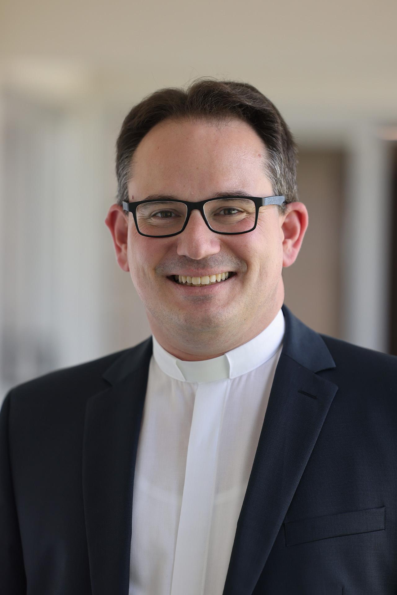 Prof. Manuel Schlögl stellt bei seinem Vortrag in der Hauskapelle der Communio am 22. November die Christusbilder von Mutter Marie Therese und Papst Benedikt gegenüber.