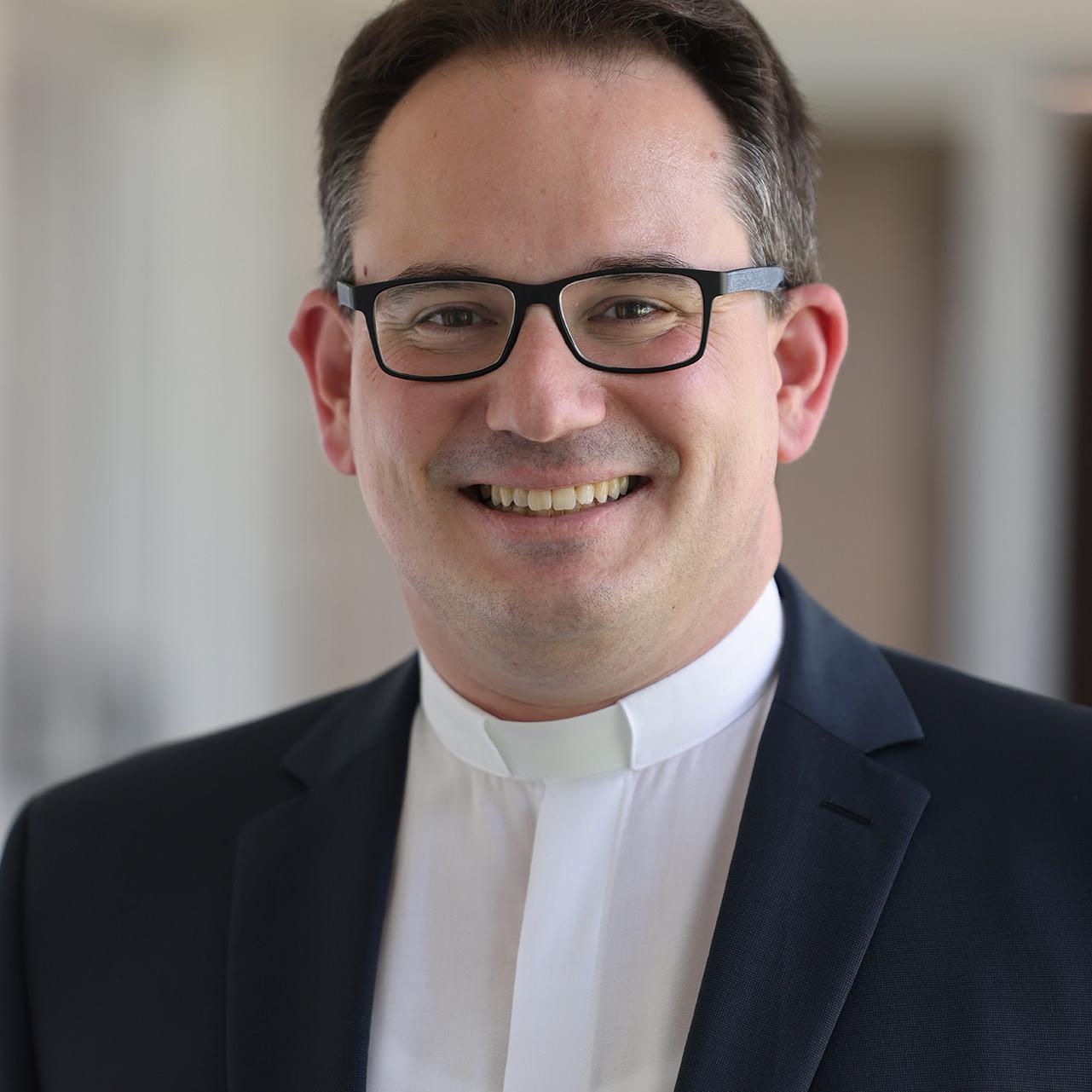 Prof. Manuel Schlögl stellt bei seinem Vortrag in der Hauskapelle der Communio am 22. November die Christusbilder von Mutter Marie Therese und Papst Benedikt gegenüber.