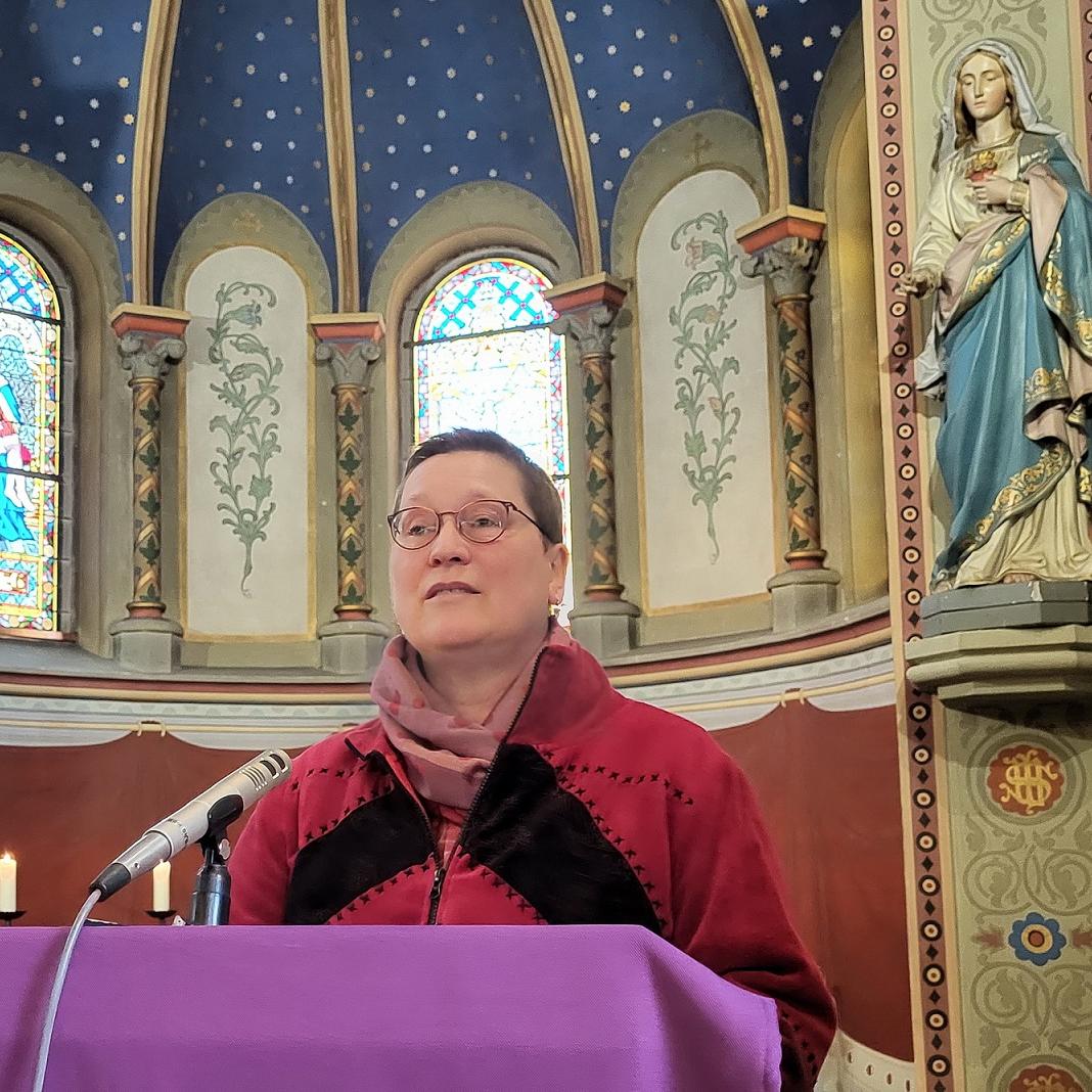 Doris Keutgen, hier bei ihrer Predigt Schmerzensfreitag 2024 in Kallmuth, wird am Sonntag, 26. Januar, um 9.15 Uhr mit einem Gottesdienst in der Pfarrkirche St. Georg verabschiedet. Sie wechselt auf einen Posten in ihrer Heimatstadt Aachen.
