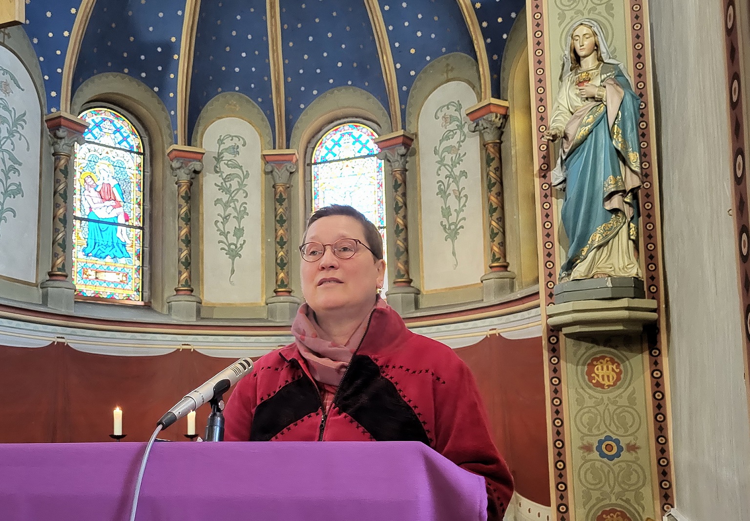 Doris Keutgen, hier bei ihrer Predigt Schmerzensfreitag 2024 in Kallmuth, wird am Sonntag, 26. Januar, um 9.15 Uhr mit einem Gottesdienst in der Pfarrkirche St. Georg verabschiedet. Sie wechselt auf einen Posten in ihrer Heimatstadt Aachen. (c) Foto: Manfred Lang/pp/Agentur ProfiPress