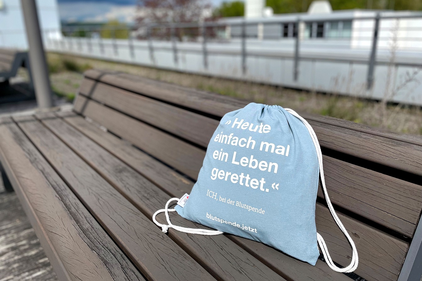 Der Rotkreuz-Kreisverband Euskirchen und der DRK-Blutspendedienst West rufen zu vier Blutspende-Terminen auf. Als Dankeschön gibt´s diesen Gymbag dazu.