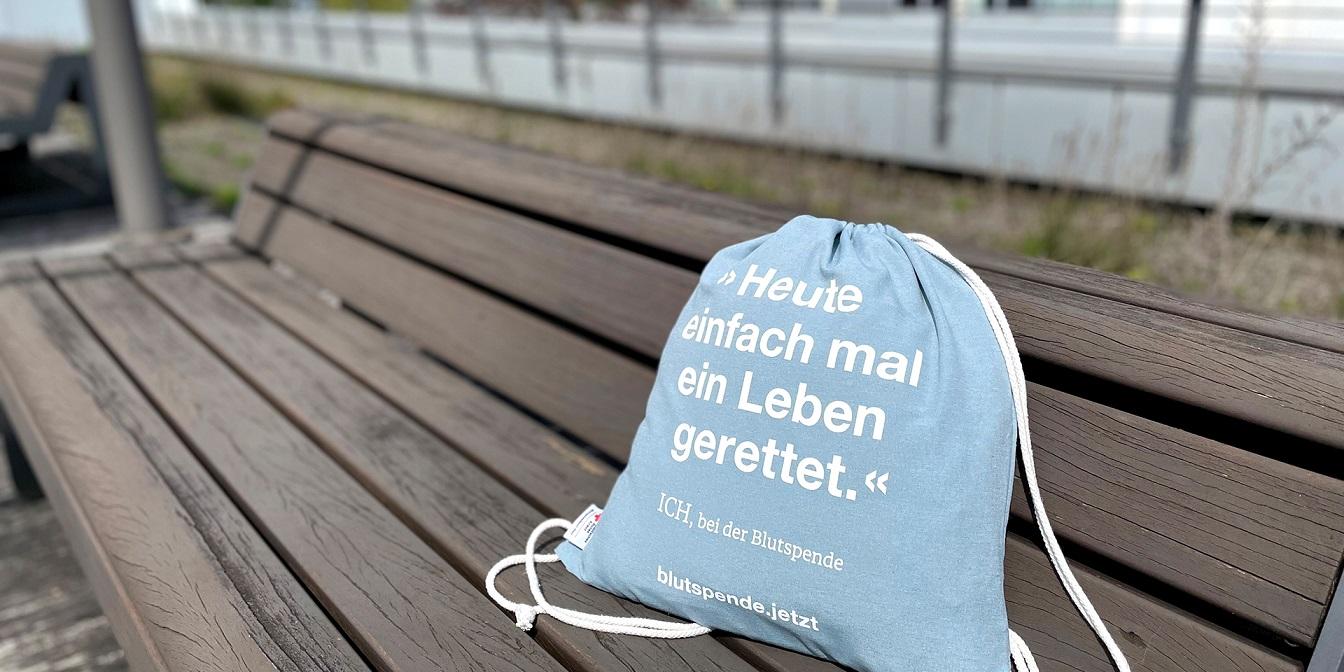 Der Rotkreuz-Kreisverband Euskirchen und der DRK-Blutspendedienst West rufen zu vier Blutspende-Terminen auf. Als Dankeschön gibt´s diesen Gymbag dazu.