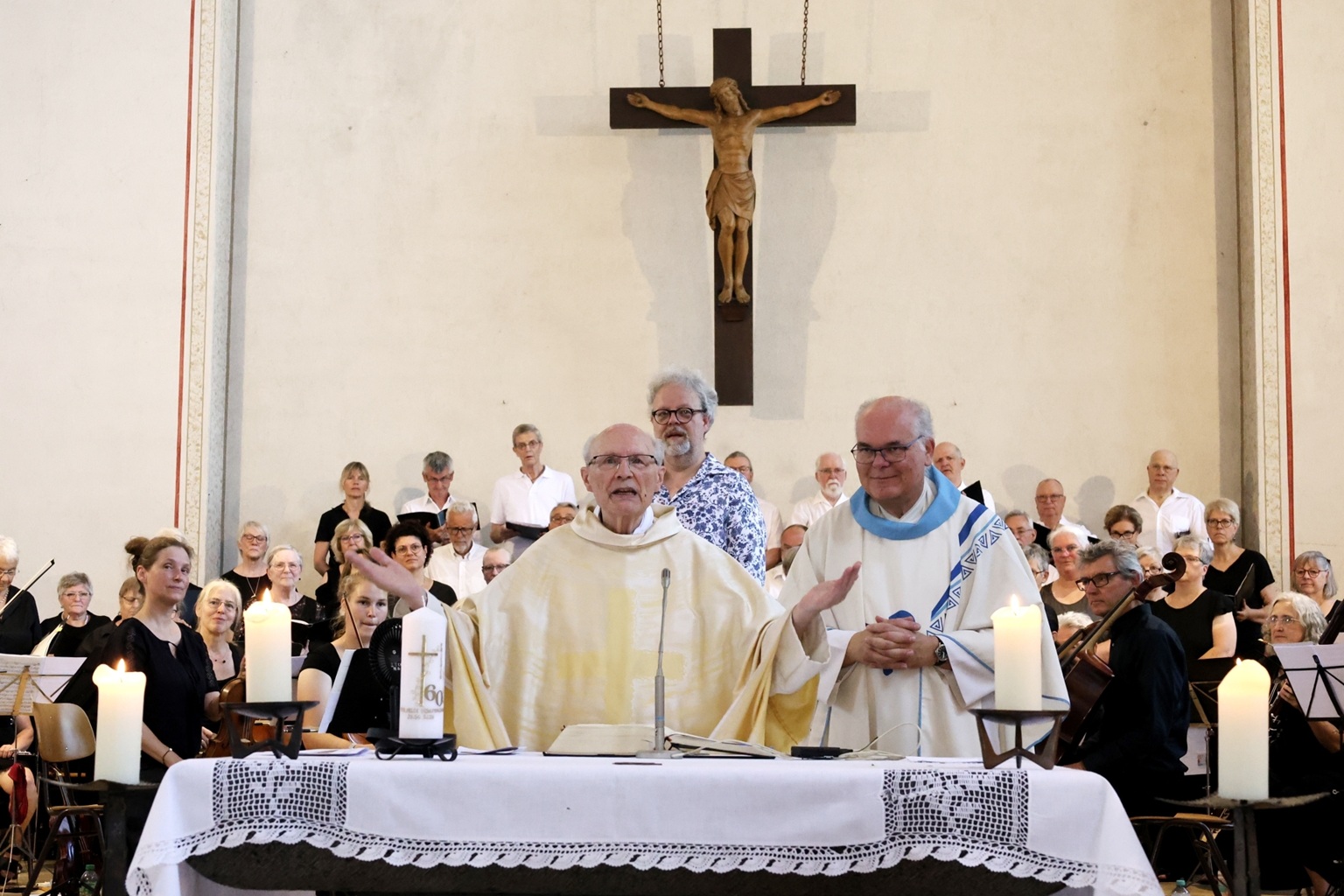 „Von Herz zu Herz“ bedankte sich Pfarrer Felix Dörpinghaus bei Wegbegleitern, Freunden und Verwandten, die zur Jubiläumsmesse zum 60. Jahrestag seiner Priesterweihe in die Mechernicher Pfarrkirche St. Johannes Baptist gekommen waren. (c) Foto: Steffi Tucholke/pp/Agentur ProfiPress