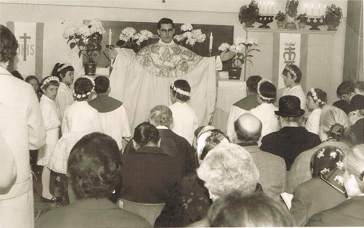 Eine Aufnahme von der Primiz im Mai 1965 im Schulhaus von Bergheim, das bis heute gleichzeitig als Kapelle dient. (c) Repro: Heinz-Willi Poensgen/pp/Agentur ProfiPress