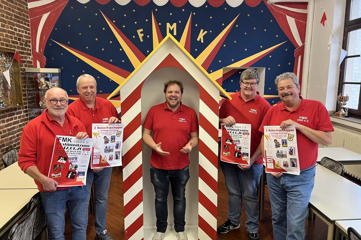 Nach nur einem Jahr Mitgliedschaft beim FMK übernimmt Torsten Krieg (m) in der kommenden Session bereits das närrische Zepter der Mechernicher Karnevalisten, links neben ihm der stellvertretende Vorsitzende Gerd Jannes und Geschäftsführer Johann Manfred Klöcker, rechts Literat Kevin Hembach und Vorsitzender Albert Meyer.