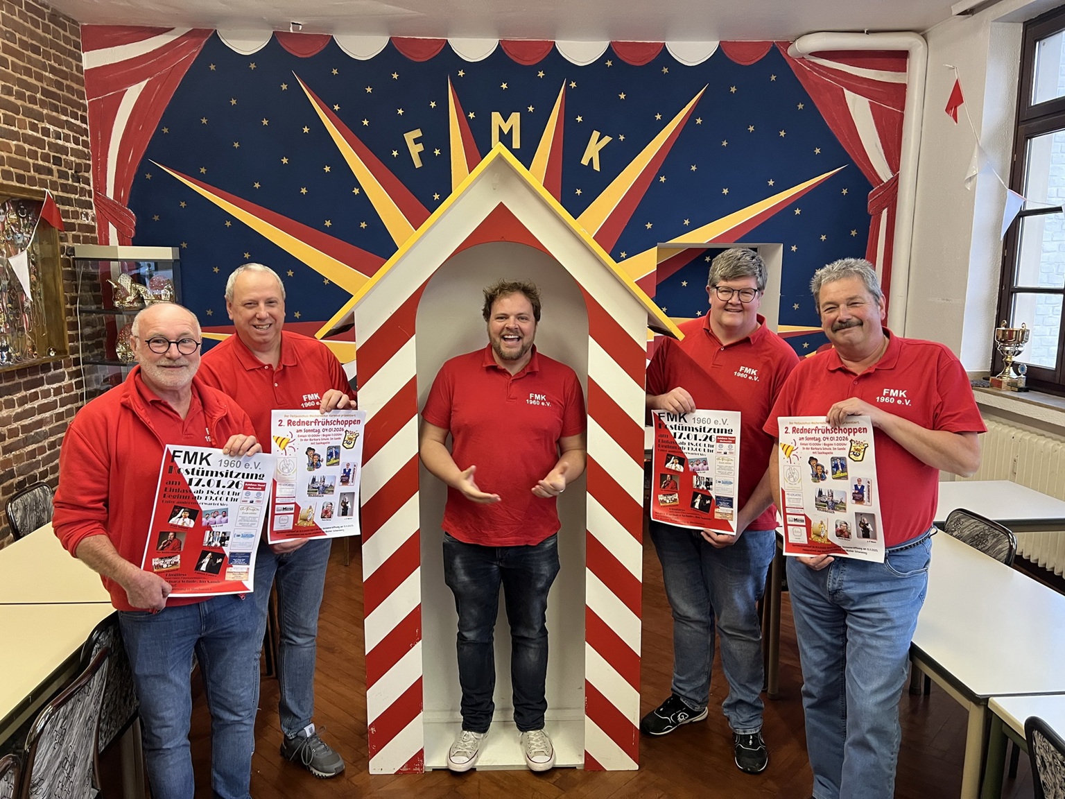 Nach nur einem Jahr Mitgliedschaft beim FMK übernimmt Torsten Krieg (m) in der kommenden Session bereits das närrische Zepter der Mechernicher Karnevalisten, links neben ihm der stellvertretende Vorsitzende Gerd Jannes und Geschäftsführer Johann Manfred Klöcker, rechts Literat Kevin Hembach und Vorsitzender Albert Meyer. (c) Foto: Michael Nielen/WoSp/pp/Agentur ProfiPress