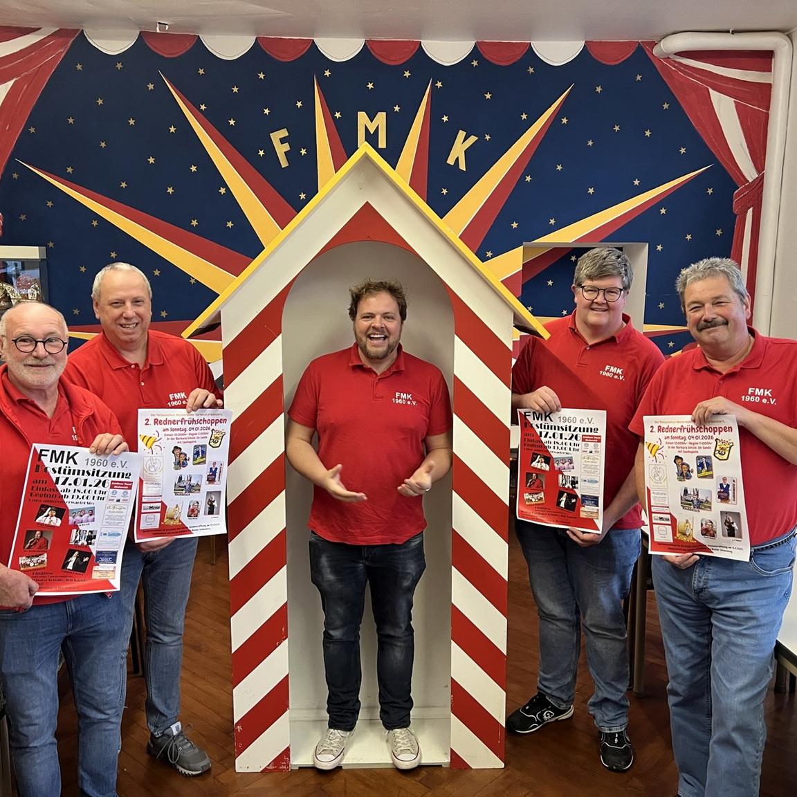Nach nur einem Jahr Mitgliedschaft beim FMK übernimmt Torsten Krieg (m) in der kommenden Session bereits das närrische Zepter der Mechernicher Karnevalisten, links neben ihm der stellvertretende Vorsitzende Gerd Jannes und Geschäftsführer Johann Manfred Klöcker, rechts Literat Kevin Hembach und Vorsitzender Albert Meyer.