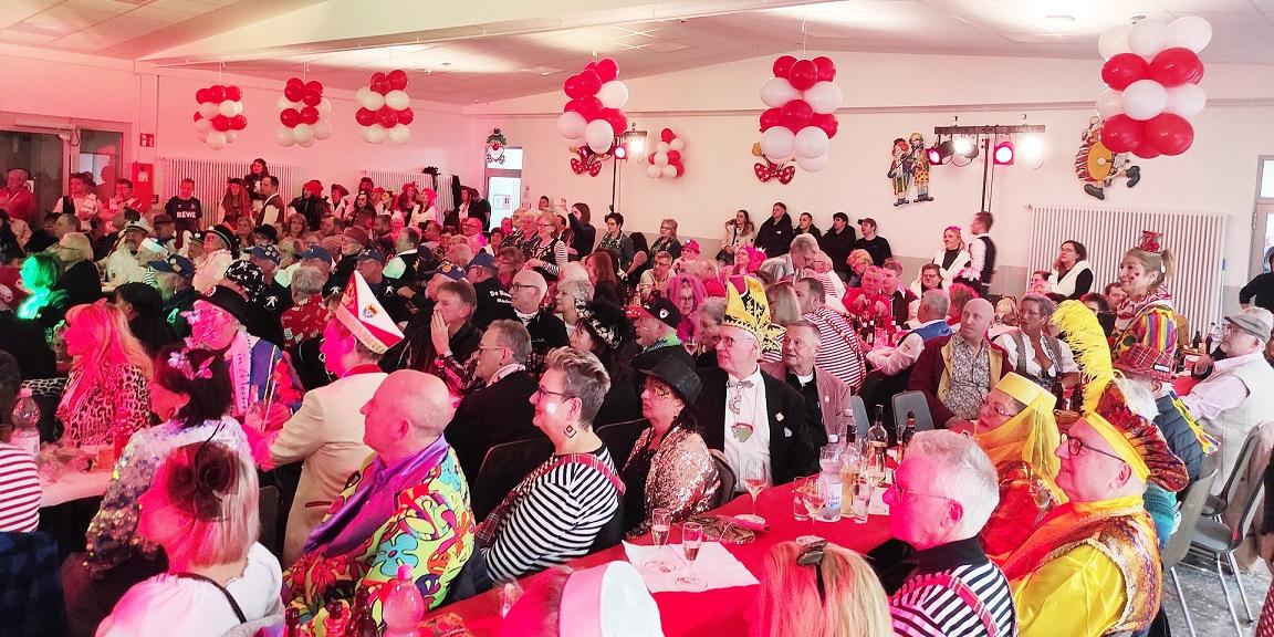 Im mit 220 Besuchern ausverkauften Saal der runderneuerten Barbara-Schule feierte der Festausschuss Mechernicher Karneval (FMK) von 1960 e.V. eine tolle Sitzung.