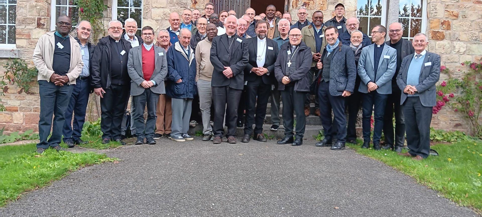 40 europäische Priester, darunter Erik Pühringer (2.v.r.), debattierten in der Benediktinerabtei Wavreumont bei Stavelot über die Rolle der Kirche im Spannungsfeld Europa und äußerten den Wunsch, diese möge auch weiterhin ein Raum für Einheit, Dialog und Hoffnung bleiben.