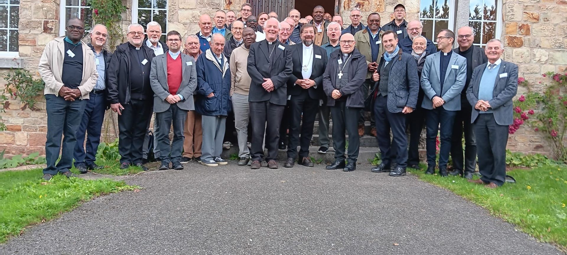 40 europäische Priester, darunter Erik Pühringer (2.v.r.), debattierten in der Benediktinerabtei Wavreumont bei Stavelot über die Rolle der Kirche im Spannungsfeld Europa und äußerten den Wunsch, diese möge auch weiterhin ein Raum für Einheit, Dialog und Hoffnung bleiben. (c) Foto: Privat/pp/Agentur ProfiPress