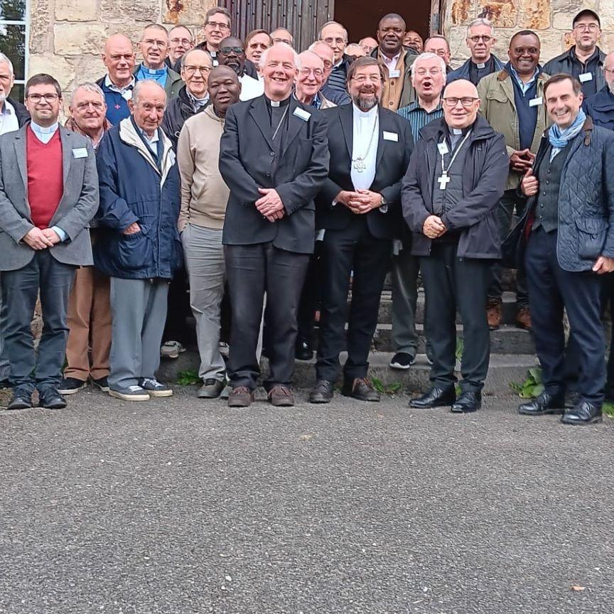 40 europäische Priester, darunter Erik Pühringer (2.v.r.), debattierten in der Benediktinerabtei Wavreumont bei Stavelot über die Rolle der Kirche im Spannungsfeld Europa und äußerten den Wunsch, diese möge auch weiterhin ein Raum für Einheit, Dialog und Hoffnung bleiben.