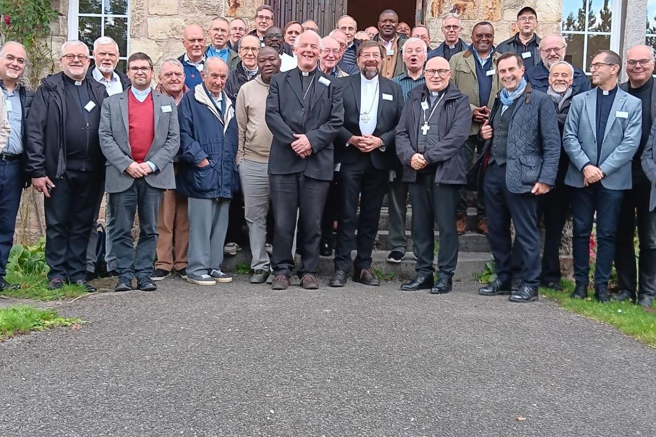 40 europäische Priester, darunter Erik Pühringer (2.v.r.), debattierten in der Benediktinerabtei Wavreumont bei Stavelot über die Rolle der Kirche im Spannungsfeld Europa und äußerten den Wunsch, diese möge auch weiterhin ein Raum für Einheit, Dialog und Hoffnung bleiben.