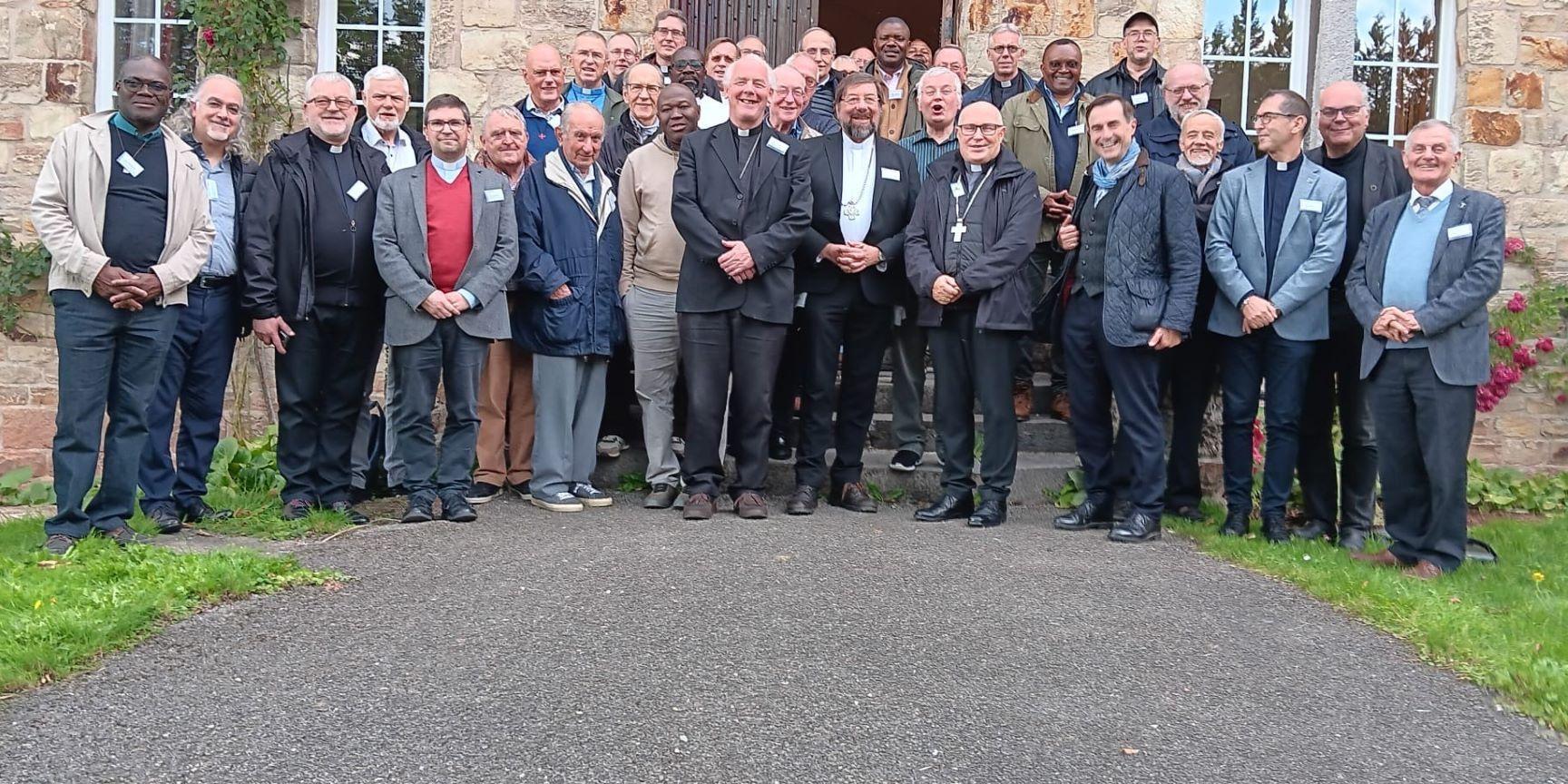 40 europäische Priester, darunter Erik Pühringer (2.v.r.), debattierten in der Benediktinerabtei Wavreumont bei Stavelot über die Rolle der Kirche im Spannungsfeld Europa und äußerten den Wunsch, diese möge auch weiterhin ein Raum für Einheit, Dialog und Hoffnung bleiben.