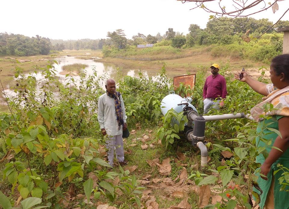 Projekt „Giridih“ (2020-2024), ein Teich, der zur Bewässerung von Feldern genutzt wird. Nach Ende der Regenzeit ist dieser Teich mit Wasser gefüllt. Die Teiche müssen von Zeit zu Zeit entschlammt werden.