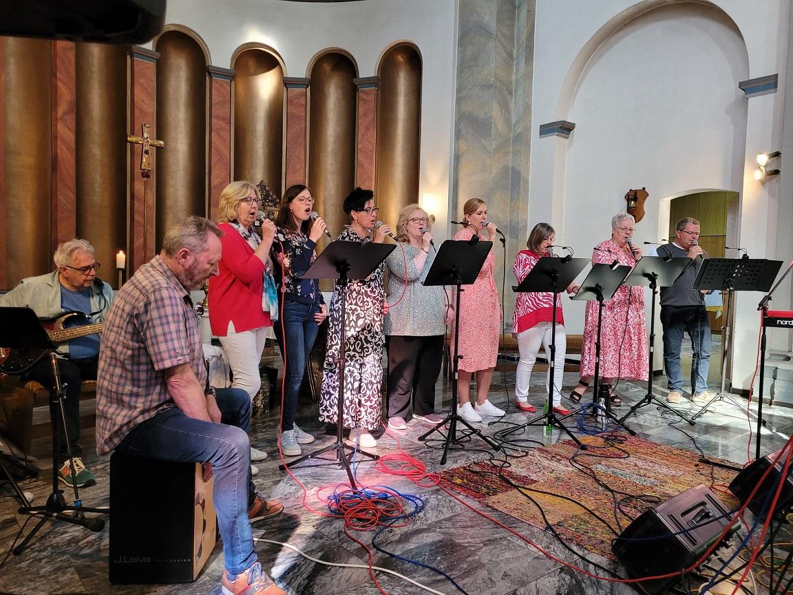 Der Chor „Rainer Wahnsinnn“ gab wieder den schönen musikalischen Rahmen des Gottesdienstes vor und wurde am Sonntag in der Strempter Kirche von vier Instrumentalisten begleitet, hier im Bild Günther Rau am E-Bass und Ralf Pütz mit der Cajon.