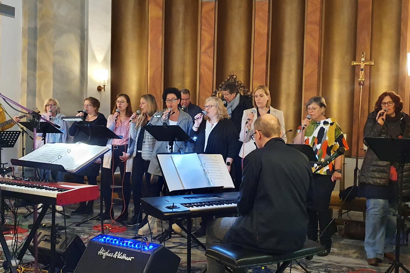 Der Kirchen- und Rockmusiker Rainer Pütz (l.) mit Band und Chor „Rainer Wahnsinn“ bei einem früheren Mutmach-Gottesdienst in der Pfarrkirche St. Margaretha in Vussem. Am 15. Dezember ist es wieder so weit: Diesmal ist „Selig seid Ihr“ der Titelsong.