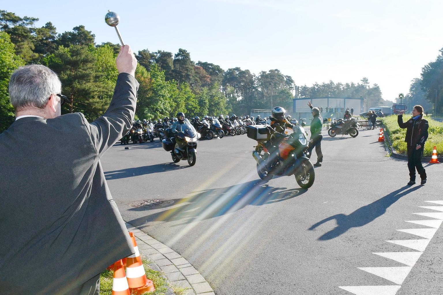 Symbolbild: Ein Militärgeistlicher spendet den Teilnehmern der jährlichen Motorradwallfahrt der Bundeswehr in der Mechernicher Bleibergkaserne den Reisesegen.