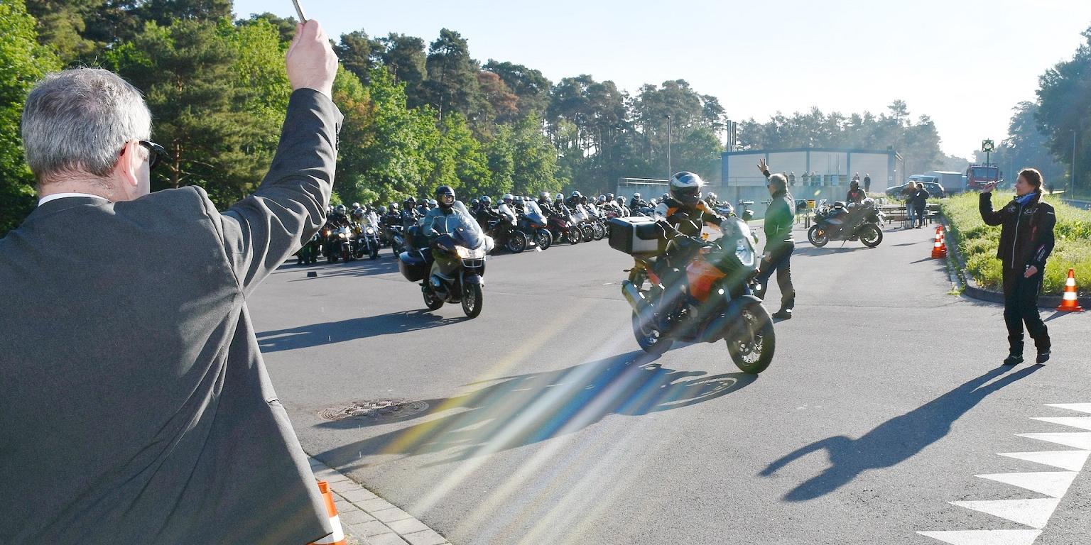 Symbolbild: Ein Militärgeistlicher spendet den Teilnehmern der jährlichen Motorradwallfahrt der Bundeswehr in der Mechernicher Bleibergkaserne den Reisesegen.