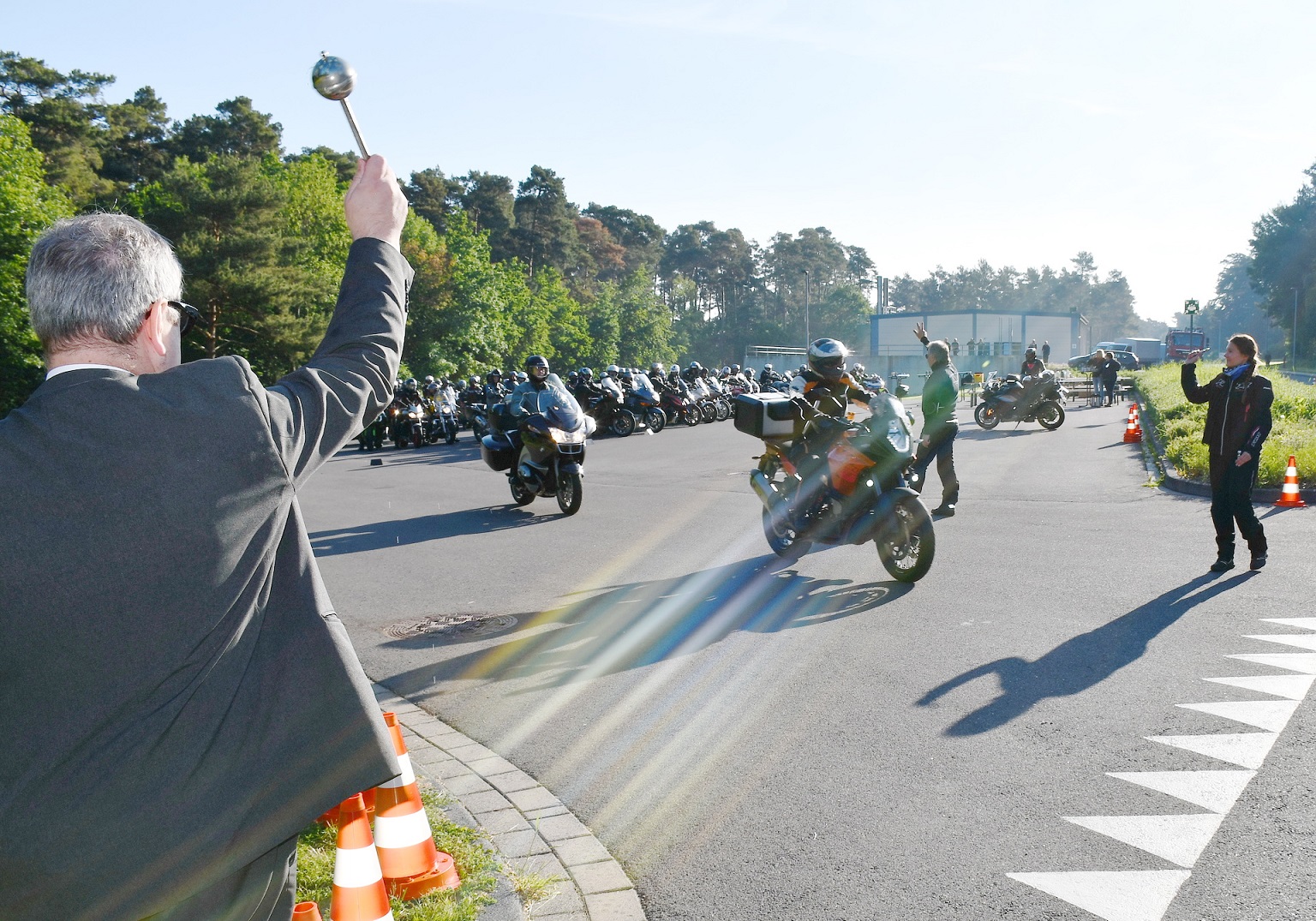 Symbolbild: Ein Militärgeistlicher spendet den Teilnehmern der jährlichen Motorradwallfahrt der Bundeswehr in der Mechernicher Bleibergkaserne den Reisesegen. (c) Archivfoto: Manfred Lang/pp/Agentur ProfiPress