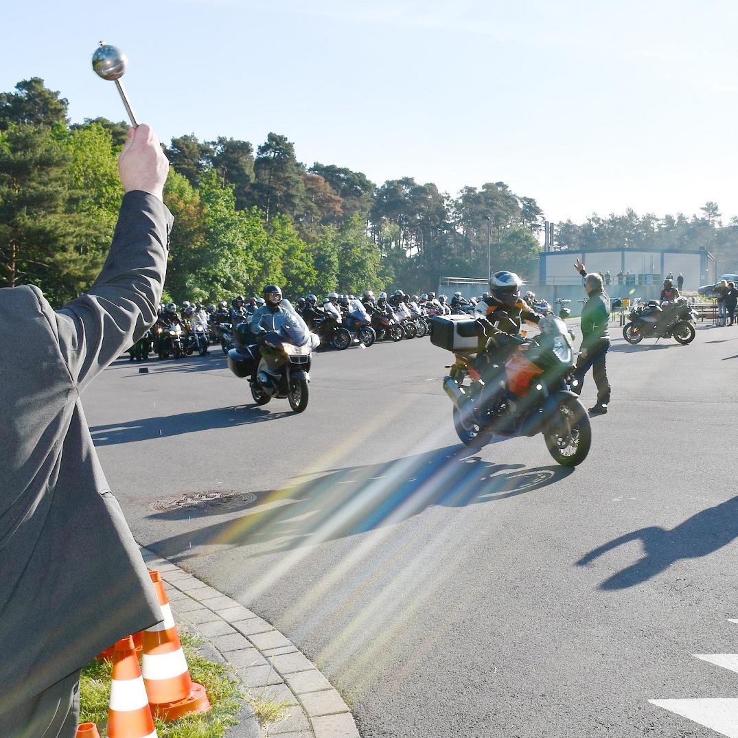 Symbolbild: Ein Militärgeistlicher spendet den Teilnehmern der jährlichen Motorradwallfahrt der Bundeswehr in der Mechernicher Bleibergkaserne den Reisesegen.