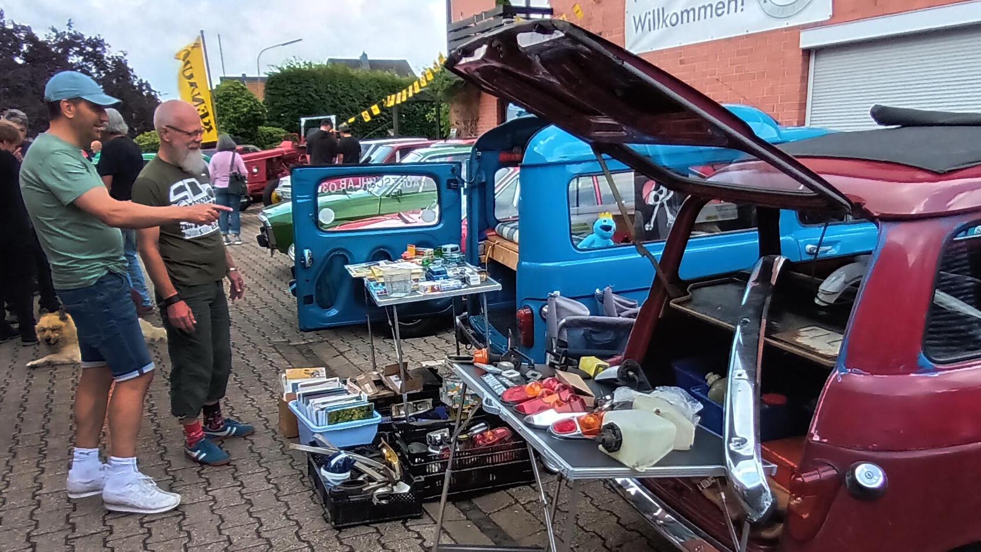 Das Oldietreffen in Roggendorf ist auch ein Marktplatz für alte Ersatzteile. (c) Foto: Reiner Züll/pp/Agentur ProfiPress