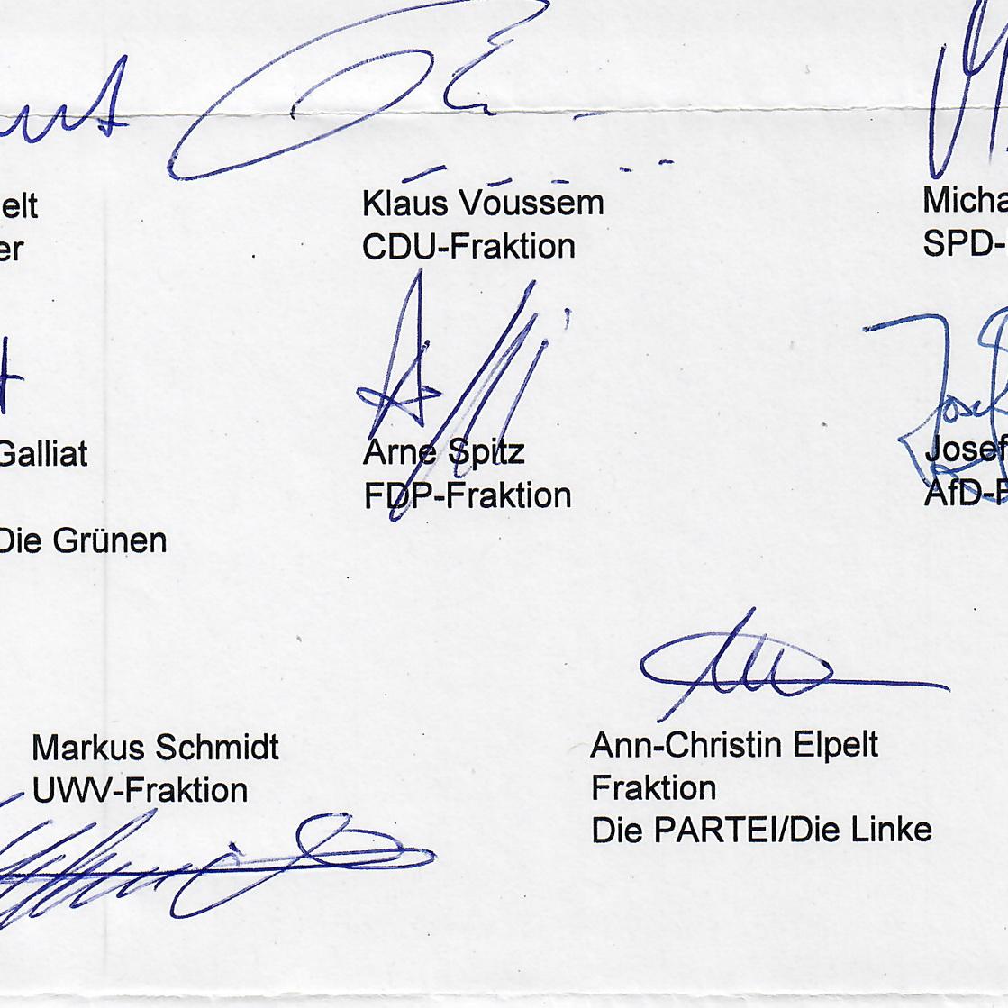 Die Resolution des Euskirchener Stadtrates zum Seligsprechungsverfahren für den aus Kuchenheim stammenden Widerstandskämpfer Willi Graf unterzeichneten Bürgermeister Reichelt und die Fraktionsvertreter.