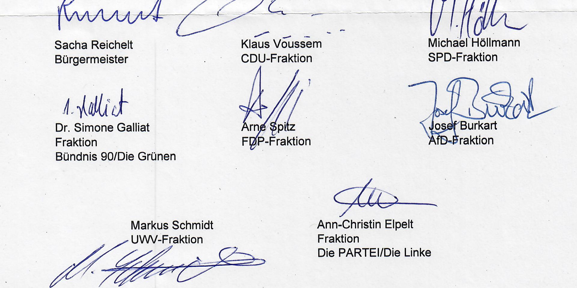 Die Resolution des Euskirchener Stadtrates zum Seligsprechungsverfahren für den aus Kuchenheim stammenden Widerstandskämpfer Willi Graf unterzeichneten Bürgermeister Reichelt und die Fraktionsvertreter.