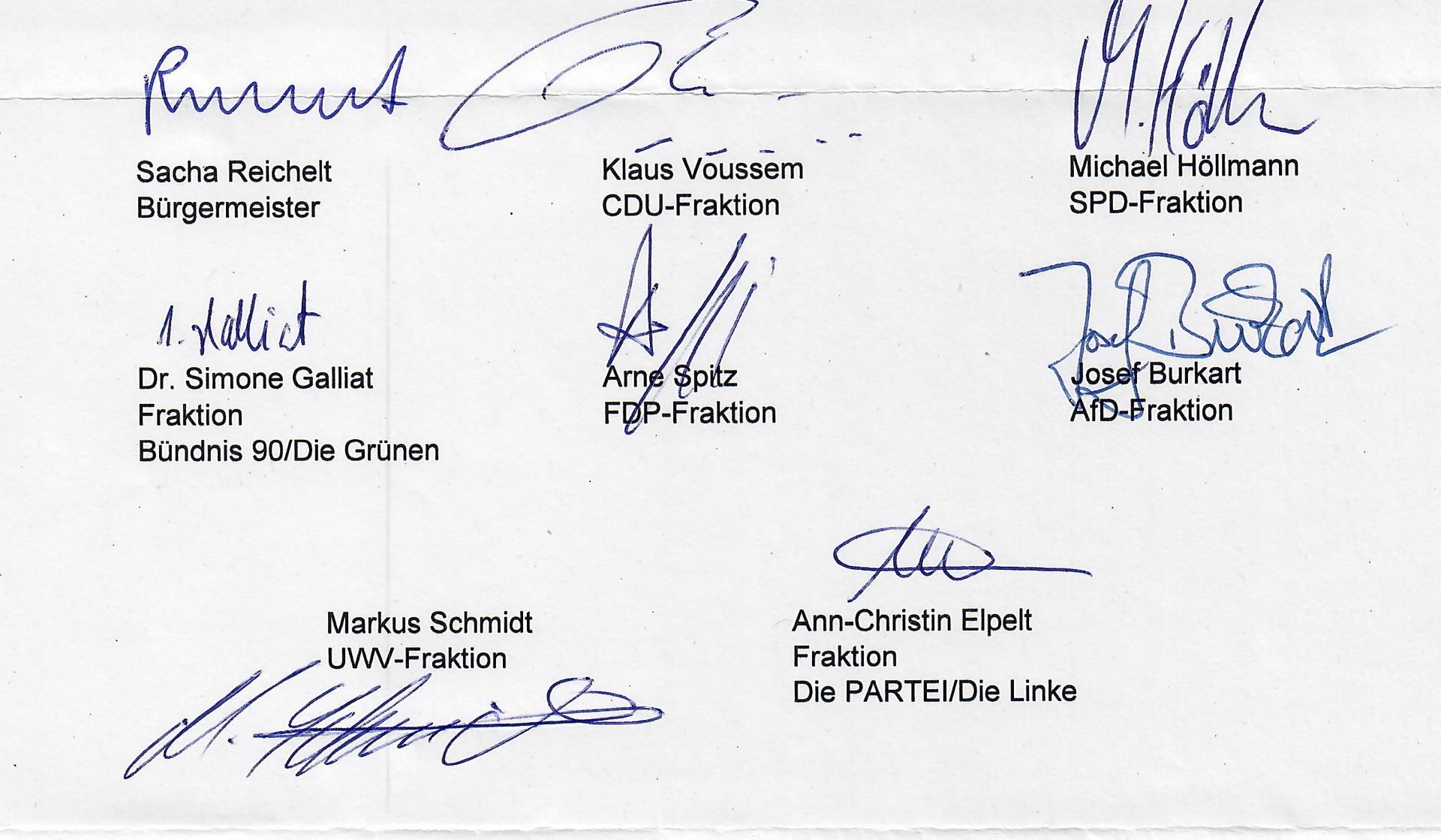 Die Resolution des Euskirchener Stadtrates zum Seligsprechungsverfahren für den aus Kuchenheim stammenden Widerstandskämpfer Willi Graf unterzeichneten Bürgermeister Reichelt und die Fraktionsvertreter.