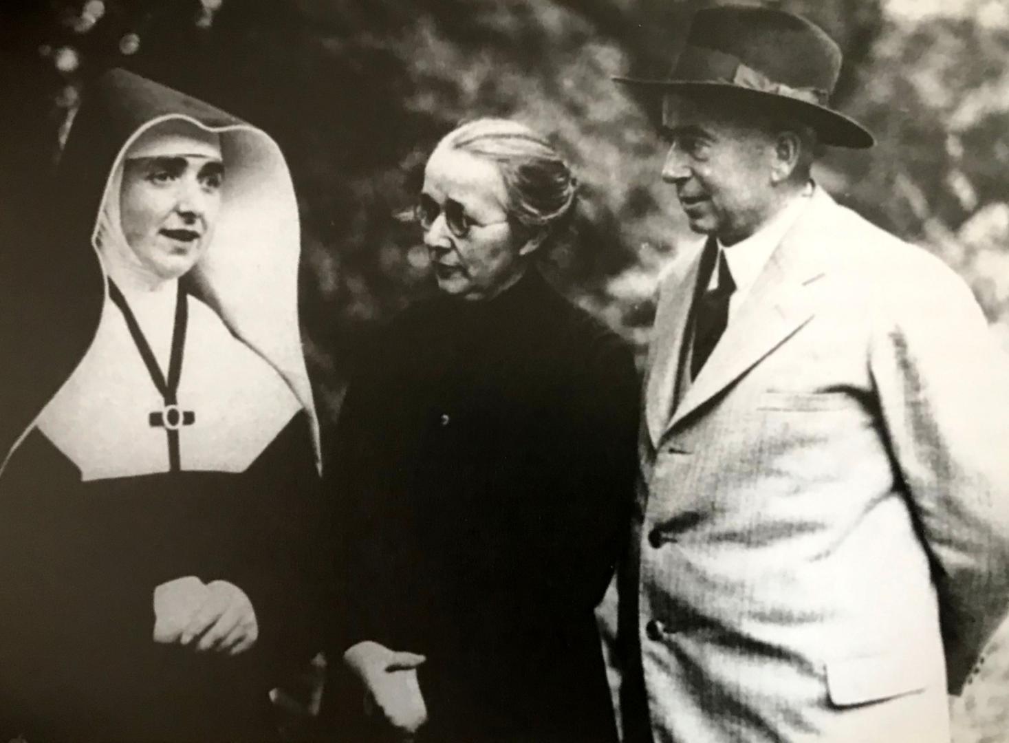 Diese Fotografie zeigt die Gründerin als junge Ordensschwester mit ihren Eltern in Mechernich. (c) Archivbild: Helpers of Mary/pp/Agentur ProfiPress