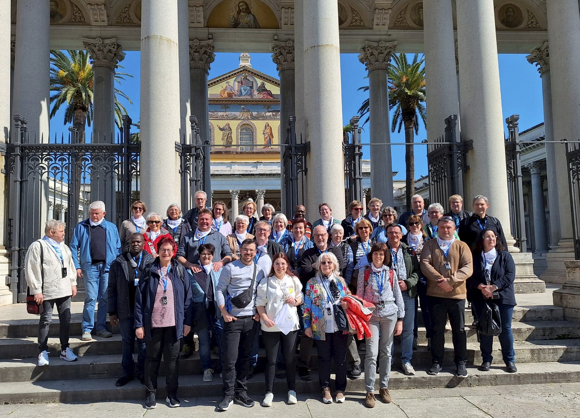 Gemeinsam unterwegs in der Ewigen Stadt: Die Teilnehmer der Romwallfahrt 2025 des Pastoralen Raumes St. Barbara Mechernich und des Ordo Communionis in Christo vor der Papstbasilika St. Paul vor den Mauern. Nach den eindrucksvollen Erfahrungen dieser Pilgerreise ist für den 20. bis 27. April 2027 bereits die nächste gemeinsame Wallfahrt geplant. (c) Foto: Privat/pp/Agentur ProfiPress