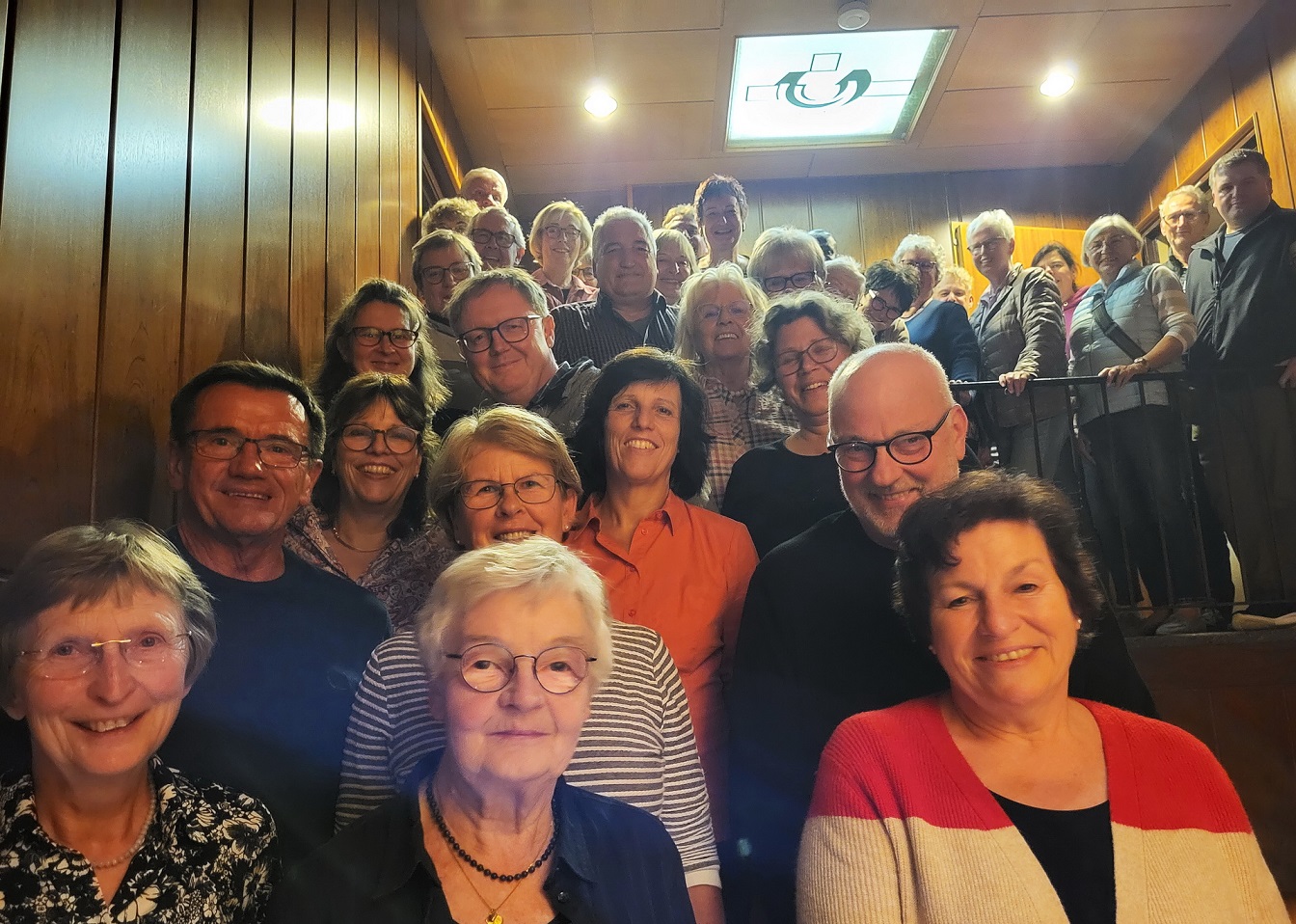 Das Treppenhaus zwischen Hauskapelle und Refektorium der Communio in Christo in Mechernich war am Donnerstagabend mit erwartungsfrohen Rompilgern gefüllt. Sie nehmen im „Heiligen Jahr“ 2025 an einer Gemeinschaftswallfahrt von GdG St. Barbara und Ordo Communionis in Christo teil. (c) Foto: Manfred Lang/pp/Agentur ProfiPress