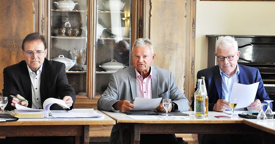 Leitete zum letzten Mal die Sitzung des Steinfelder Fördervereins: Günter Rosenke (m.) mit Geschäftsführer Michael Heller (l.) und Schatzmeister Gottfried Schnitzler (r.) (c) Foto: Reiner Züll/pp/Agentur ProfiPress