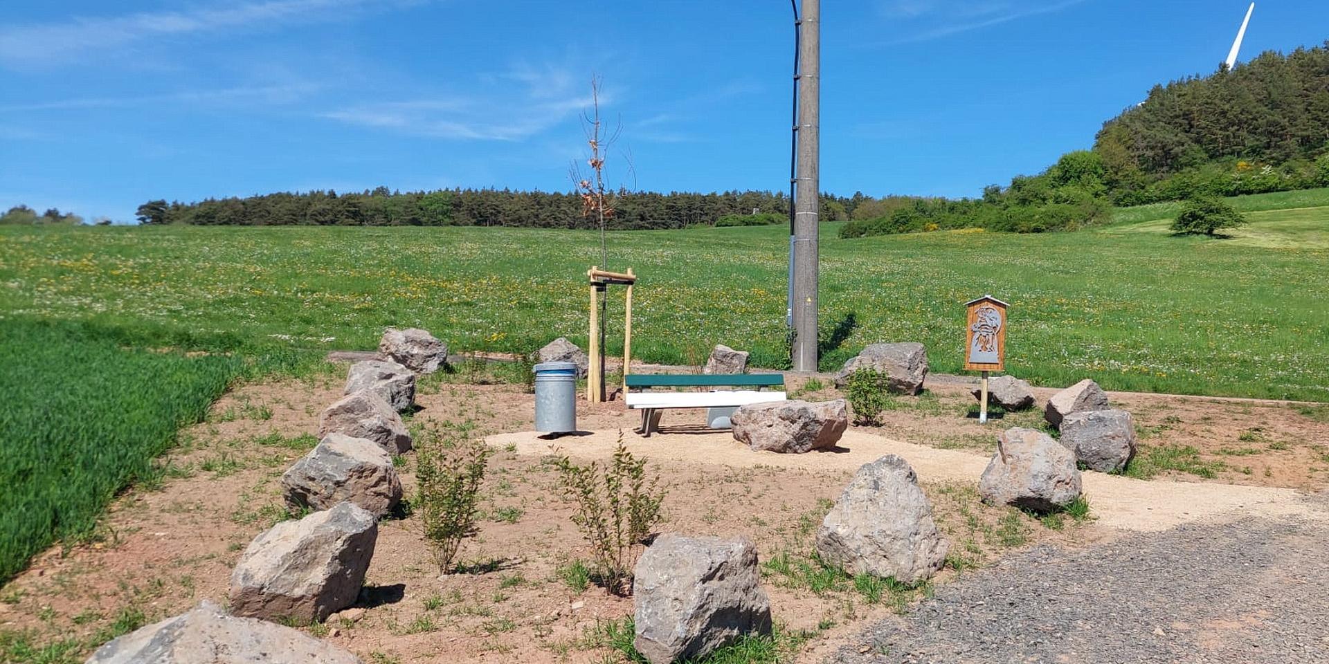 Einen Ruheplatz an der Oberseite der Georgswiese vor den Toren des Dorfes haben jetzt Mitglieder des Pfarrausschusses „Sankt-Georgsritt“ in Kallmuth geschaffen. Alte Leute hatten sich eine Sitzgelegenheit nicht allzu weit vom Dorf gewünscht.