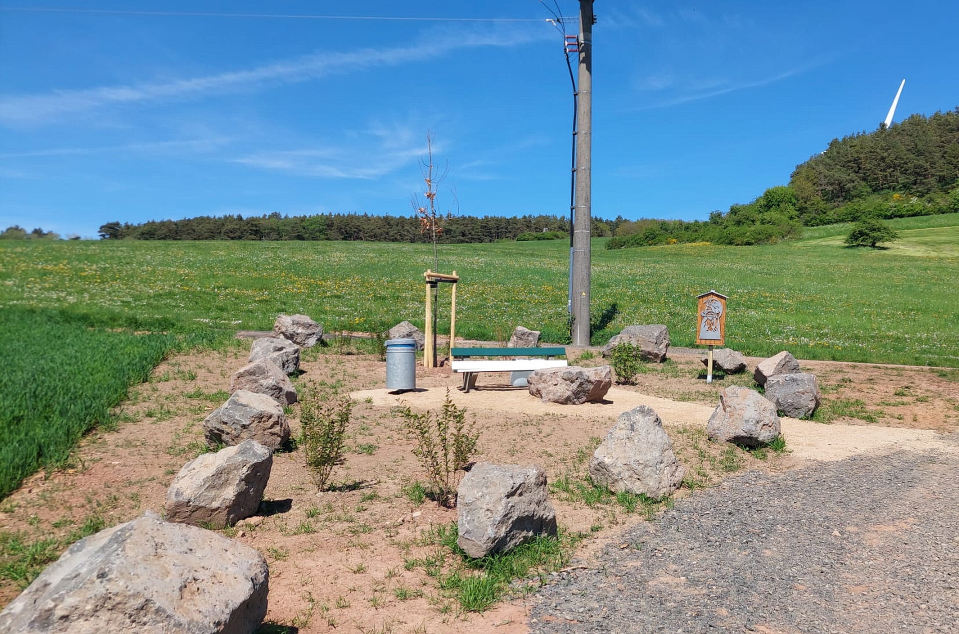 Einen Ruheplatz an der Oberseite der Georgswiese vor den Toren des Dorfes haben jetzt Mitglieder des Pfarrausschusses „Sankt-Georgsritt“ in Kallmuth geschaffen. Alte Leute hatten sich eine Sitzgelegenheit nicht allzu weit vom Dorf gewünscht. (c) Foto: Robert Ohlerth/pp/Agentur ProfiPress