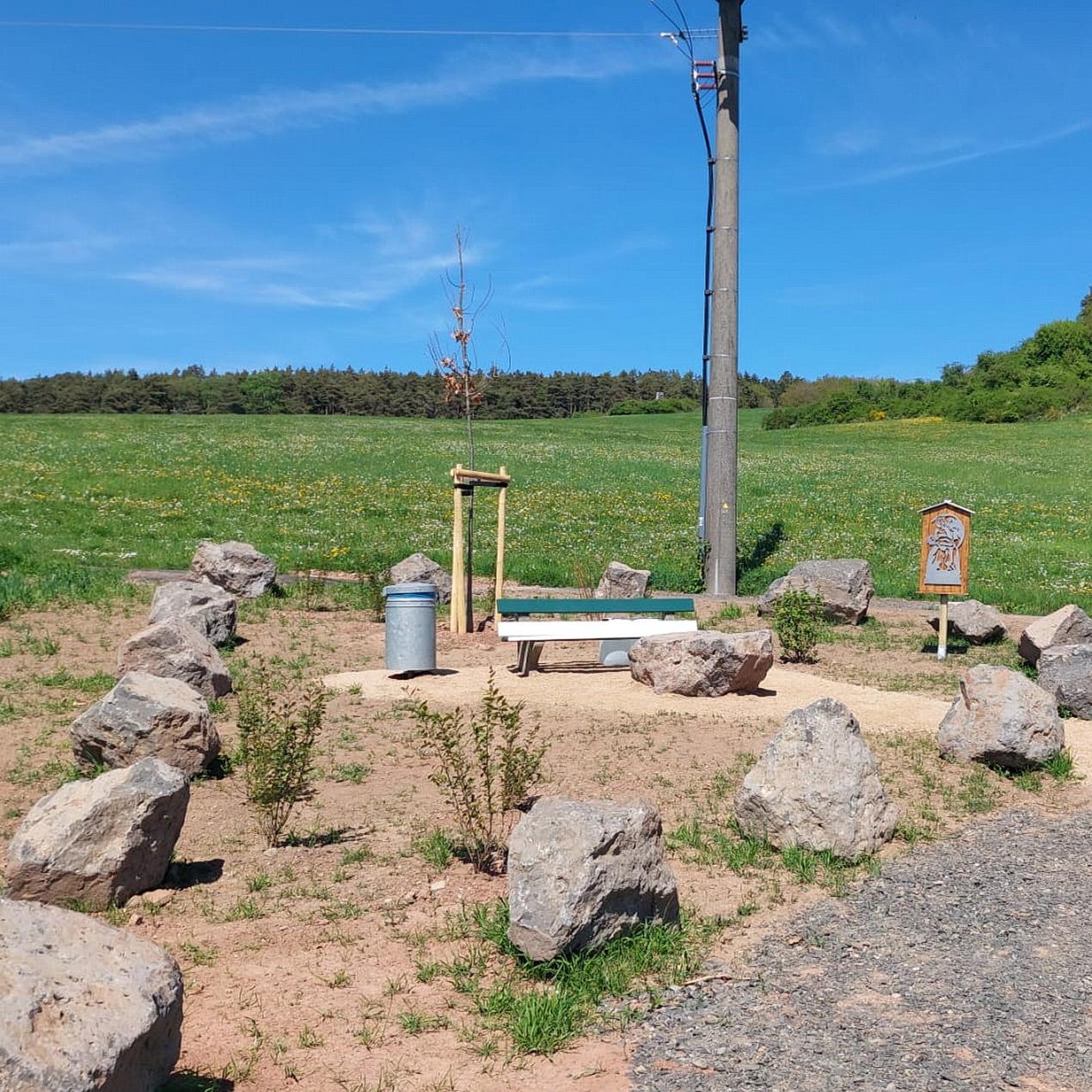 Einen Ruheplatz an der Oberseite der Georgswiese vor den Toren des Dorfes haben jetzt Mitglieder des Pfarrausschusses „Sankt-Georgsritt“ in Kallmuth geschaffen. Alte Leute hatten sich eine Sitzgelegenheit nicht allzu weit vom Dorf gewünscht.