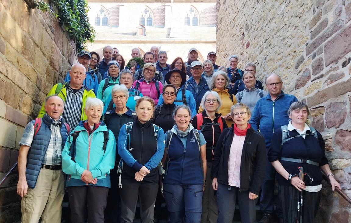 Seit 1987 machen sich im Mai Fußpilger an der Pfarrkirche St. Severinus in Kommern abmarschbereit zum Apostelgrab nach Trier.