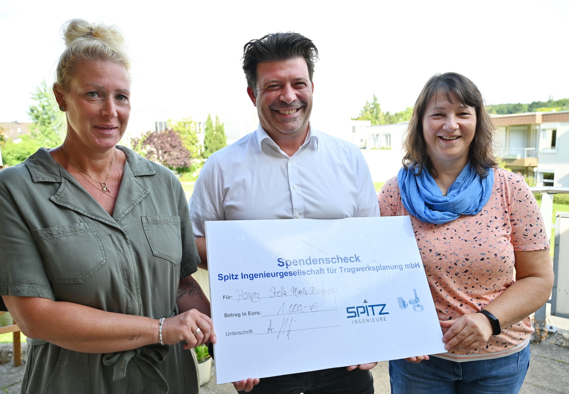 Claudia Bouhs (v.r.) und Arne Spitz übergeben einen Spendenscheck über 1000 Euro an Hospiz-Pflegedienstleiterin Verena Izzo. Der Förderverein des Hospizes ist auf Zuwendungen von Dritten angewiesen, weil die Kranken- und Pflegekassen nur für 90 Prozent der laufenden Kosten aufkommen. (c) Foto: Manfred Lang/pp/Agentur ProfiPress