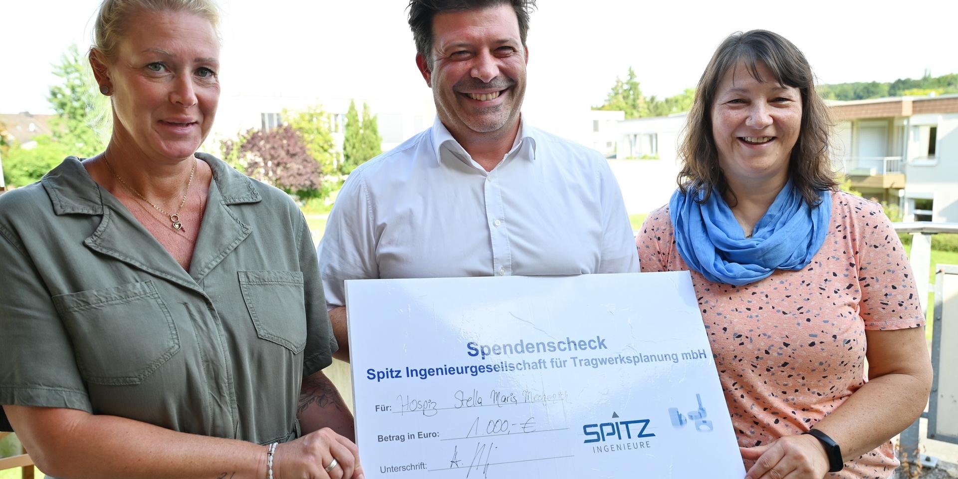 Claudia Bouhs (v.r.) und Arne Spitz übergeben einen Spendenscheck über 1000 Euro an Hospiz-Pflegedienstleiterin Verena Izzo. Der Förderverein des Hospizes ist auf Zuwendungen von Dritten angewiesen, weil die Kranken- und Pflegekassen nur für 90 Prozent der laufenden Kosten aufkommen.