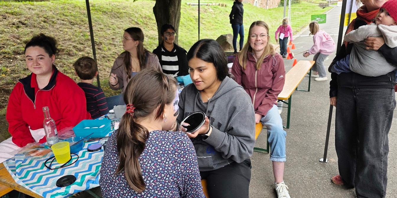 Besonders bei den jungen Besucherinnen war der Schminkstand auf der Lückerather Kinderkirmes schwer gefragt.