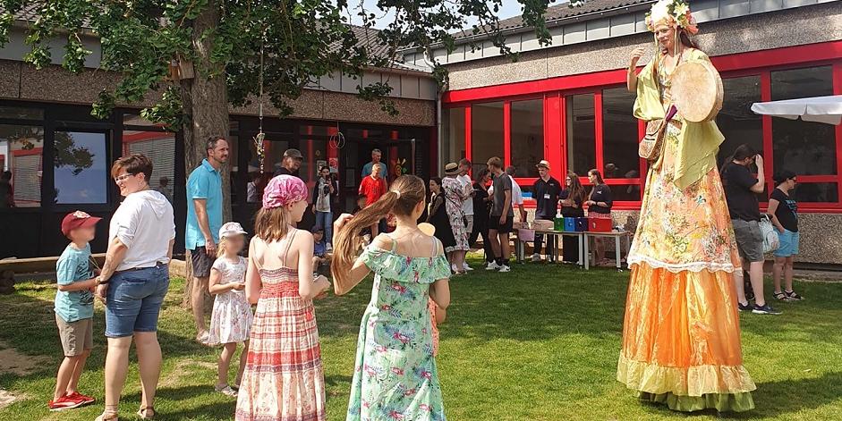Begrüßt wurden die Besucher von einer eleganten Stelzenläuferin.