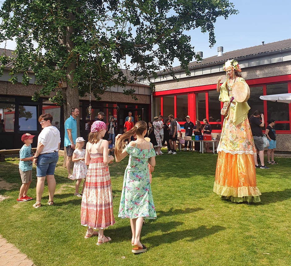 Begrüßt wurden die Besucher von einer eleganten Stelzenläuferin. (c) Foto: Katholische Grundschule Mechernich/pp/Agentur ProfiPress