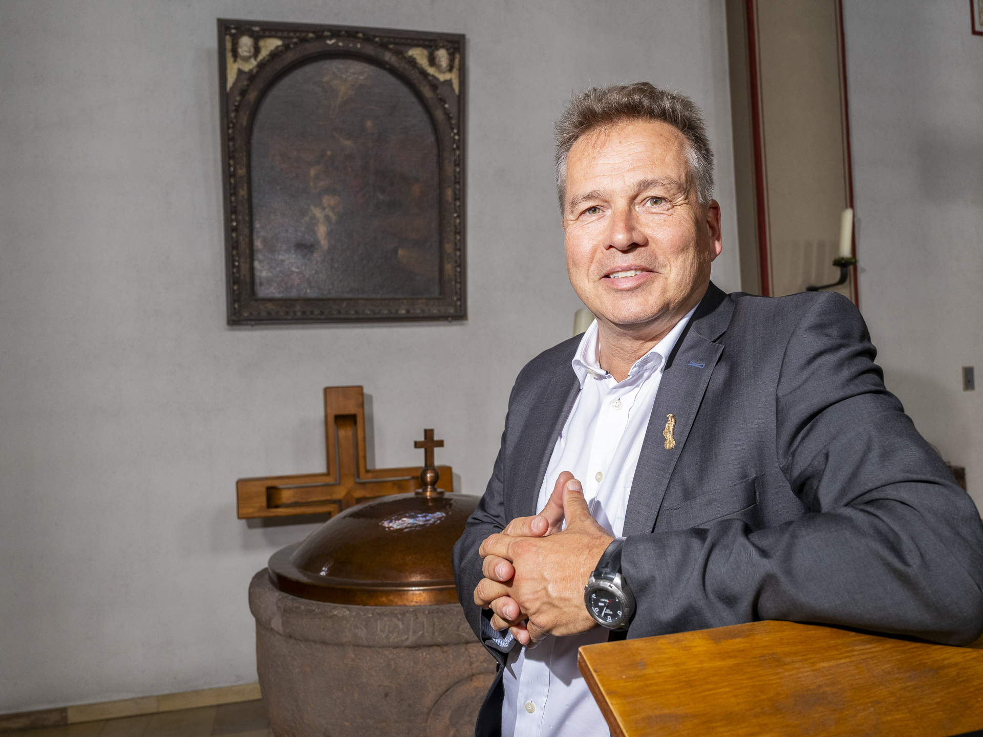 Das Johannes-Gemälde in der Mechernicher Pfarrkirche fasziniert Dr. Peter Schweikert-Wehner. Der unter dem Pseudonym „Tryptychon“ publizierende Kirchenkunstexperte sammelt bereits Geld, um das Kunstwerk restaurieren zu lassen und ihm mögliche Geheimnisse zu entlocken. Pfarrer Erik Pühringer ist mit diesem Vorhaben einverstanden und will sich für ein „Go“ des Kirchenvorstandes einsetzen. (c) Foto: Ronald Larmann/pp/Agentur ProfiPress