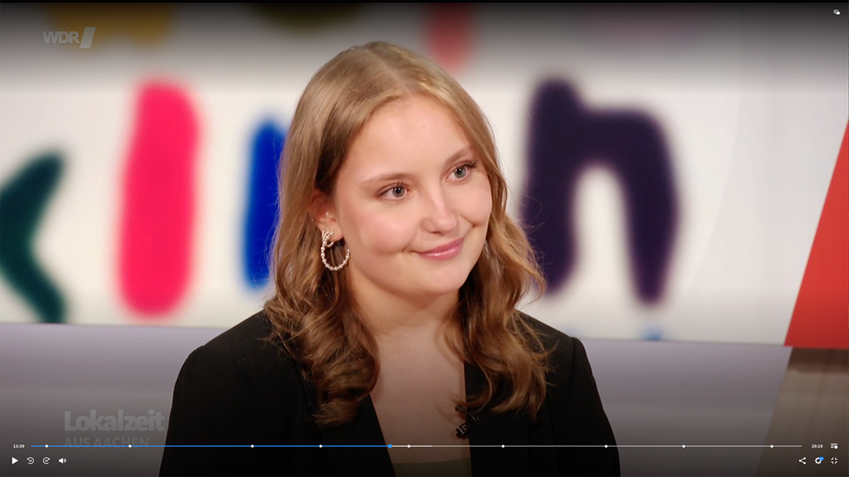 Sina Malcherek berichtete in der Lokalzeit aus Aachen des WDR über ihr wichtiges Ehrenamt als „Junior-Smile-Sprachpatin“ an der Mechernicher Gesamtschule. Dabei trifft sie sich mit einem Mädchen aus Ukraine und hilft ihr dabei, Deutsch zu lernen und Vertrauen zu fassen. (c) Screenshot: Henri Grüger/pp/Agentur ProfiPress