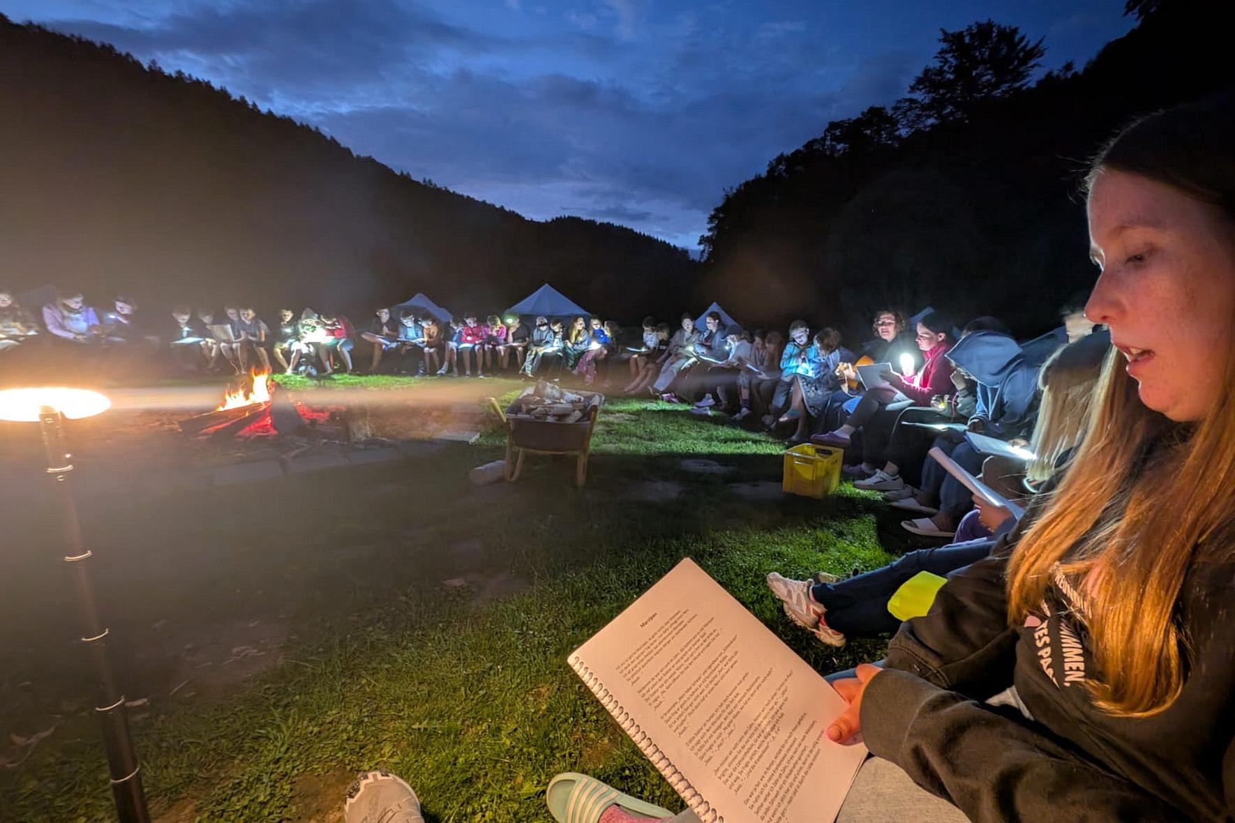 Abendliches Singen am Lagerfeuer im Camp St. Agnes 2025 auf den Rurtalwiesen bei Dedenborn.