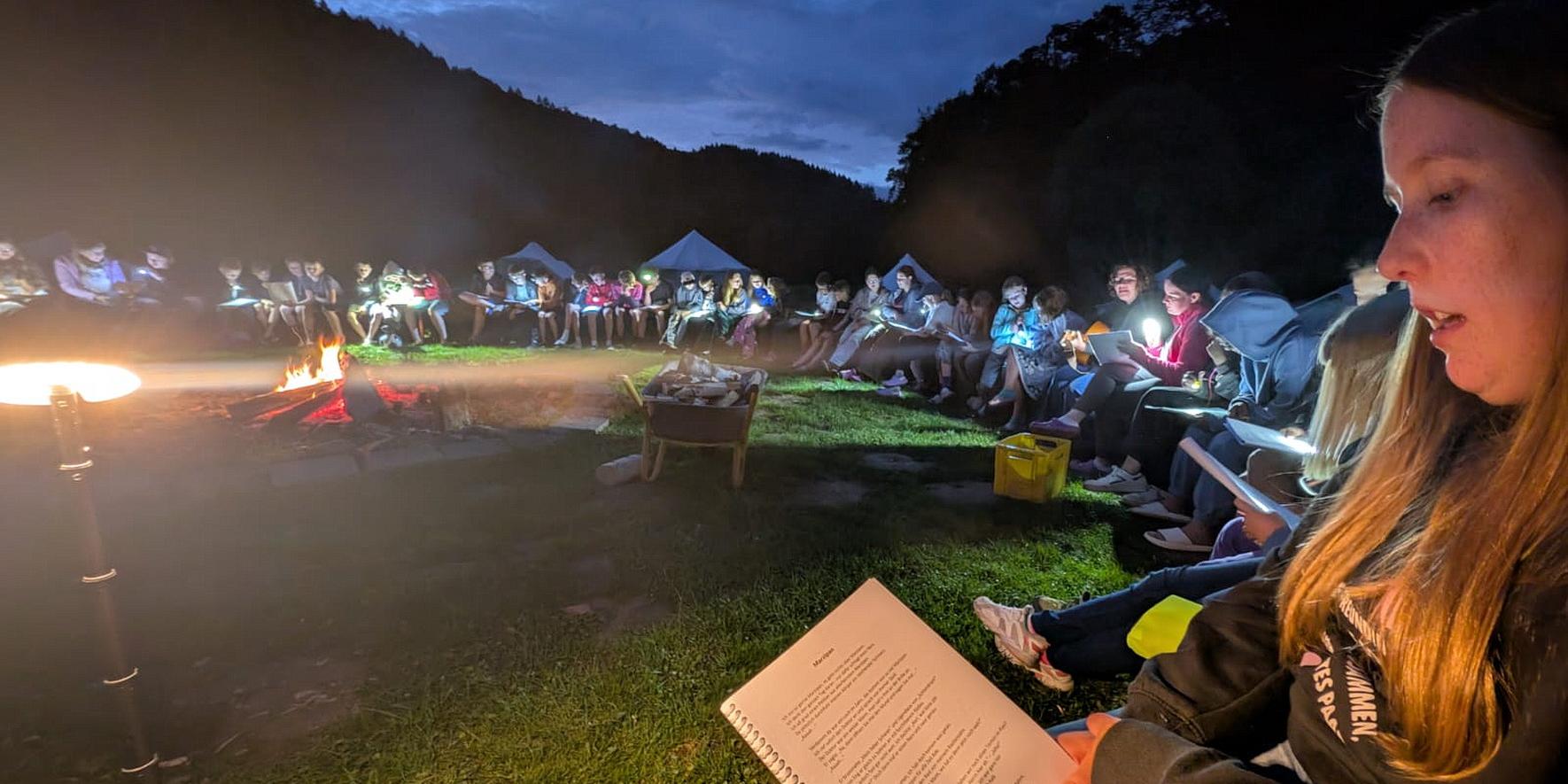 Abendliches Singen am Lagerfeuer im Camp St. Agnes 2025 auf den Rurtalwiesen bei Dedenborn.