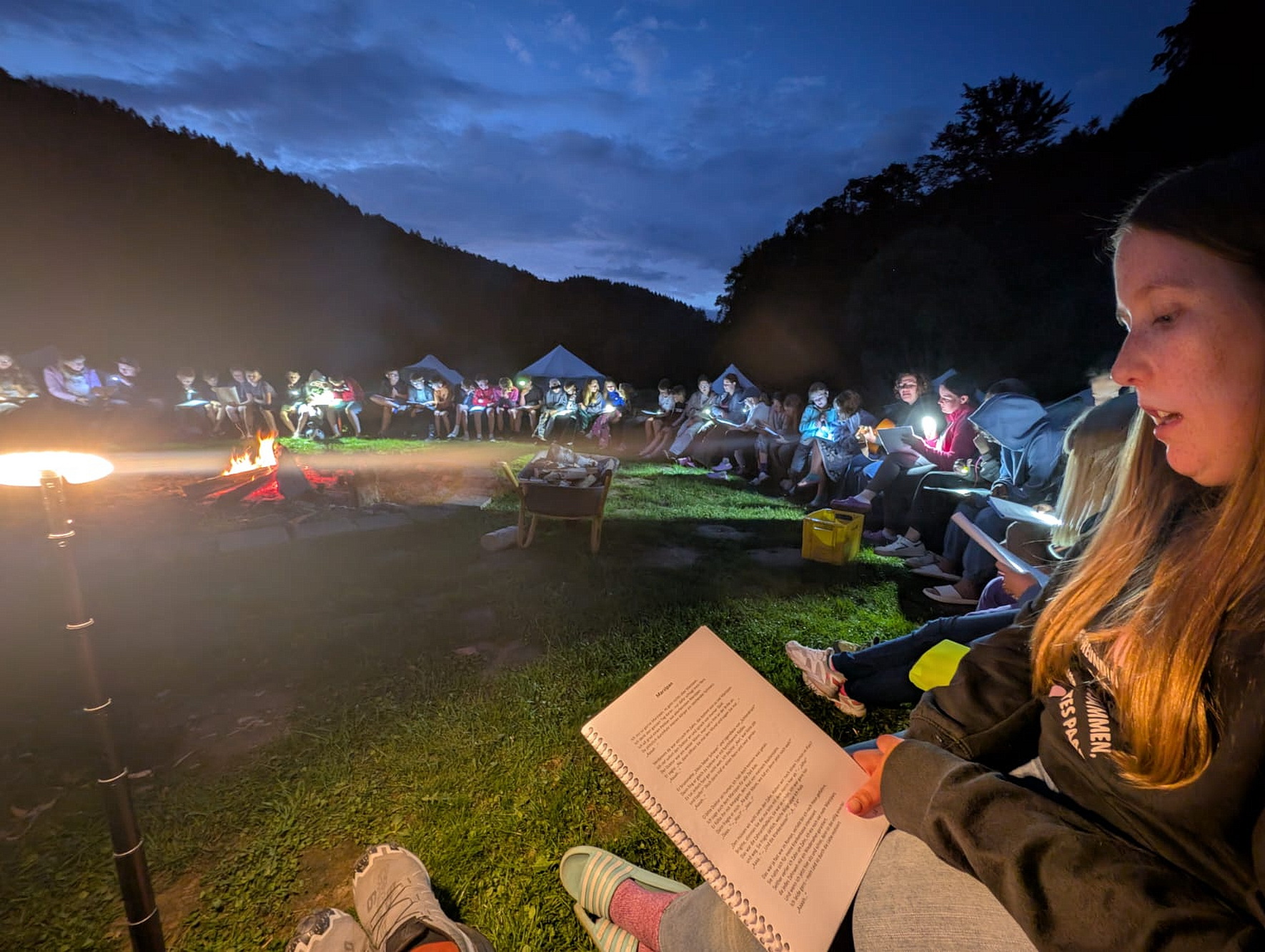 Abendliches Singen am Lagerfeuer im Camp St. Agnes 2025 auf den Rurtalwiesen bei Dedenborn. (c) Foto: Stefan Studinski/pp/Agentur ProfiPress